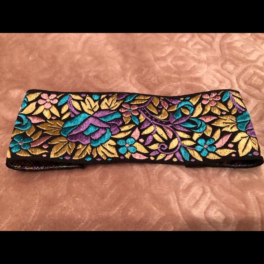 Patterned choker